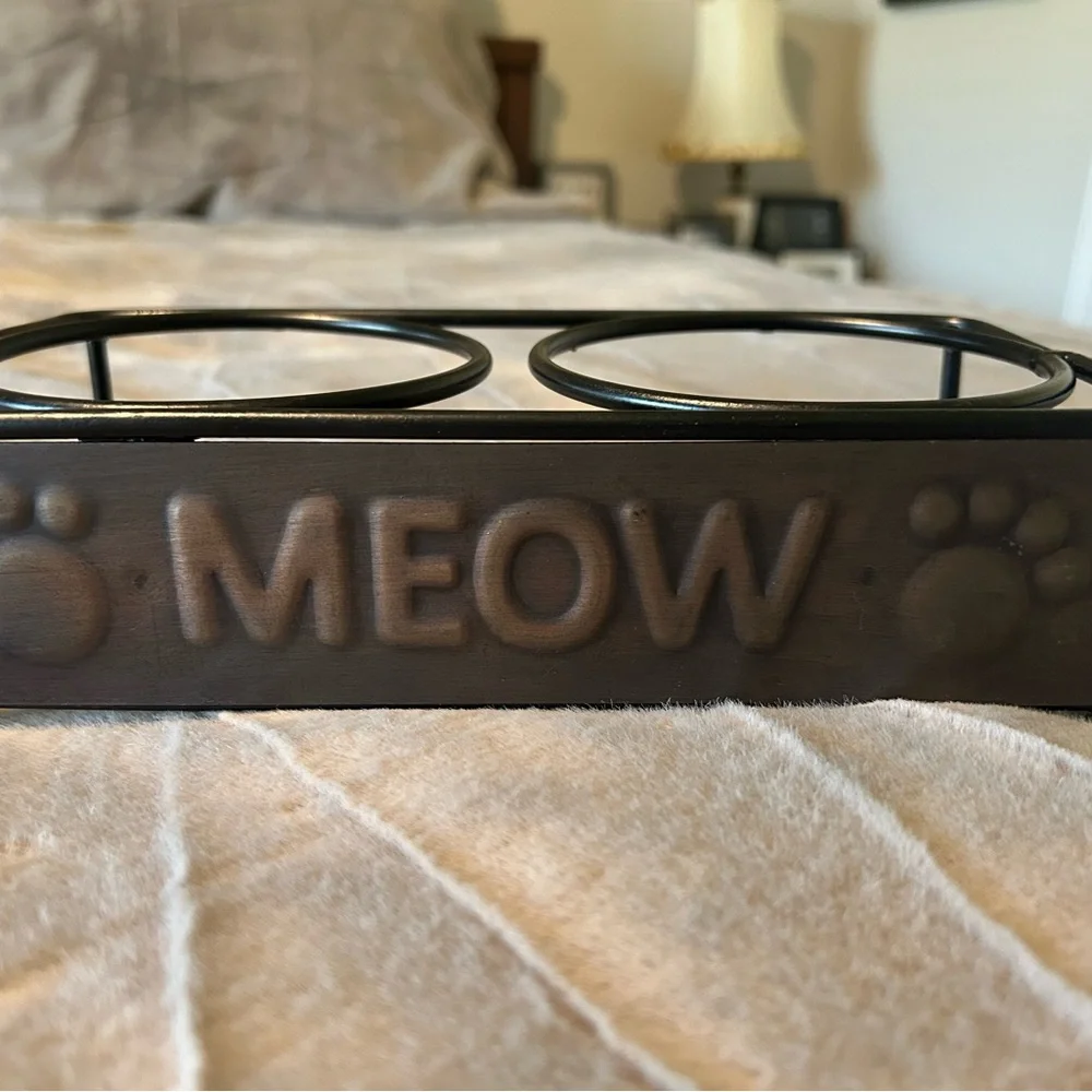 Cat Food Bowl Holder with 'Meow' Design 🐾